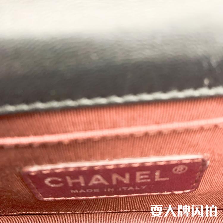 Chanel香奈儿 黑银积木相机链条包 Chanel 香奈儿黑银积木相机链条包，跨越时代的经典，充满复古不失精致的质感，实用性强，少有的可遇不可求，我们现货好价带走啦